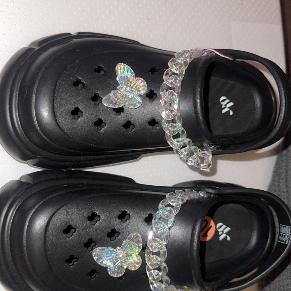 SHEIN Black Sandals with Glossy Finish and Decorative Charms
